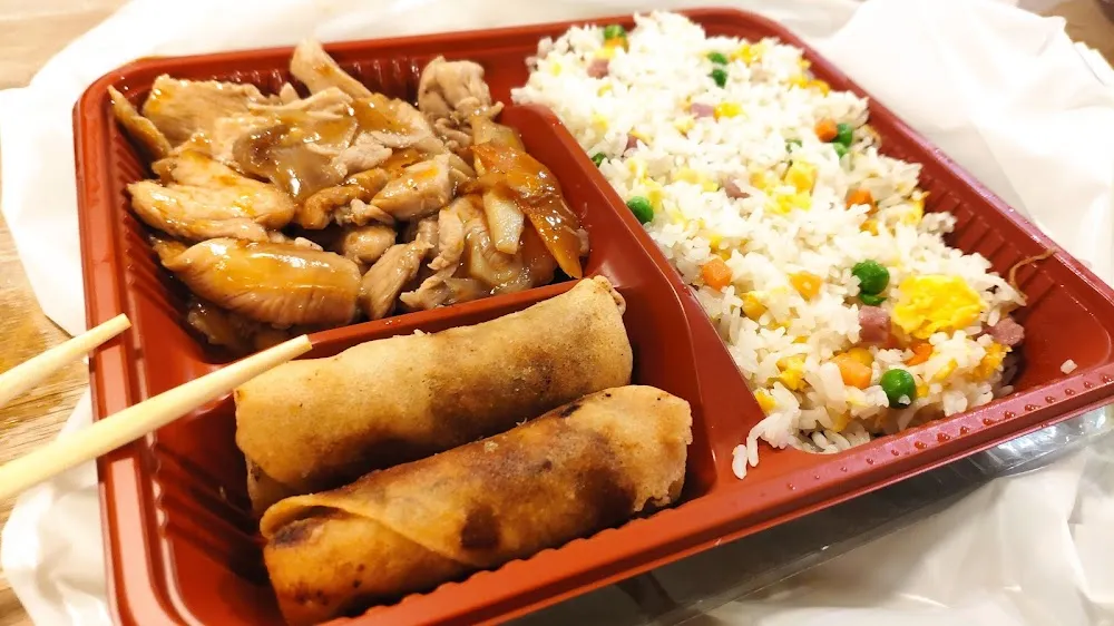 Poulet Sauté Satay Et Riz Cantonnais